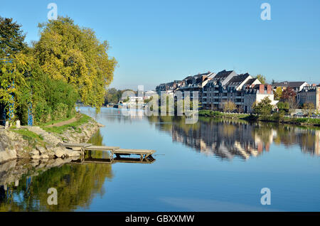 Il fiume Mayenne a Laval, comune nel dipartimento della Mayenne nel nord-ovest della Francia Foto Stock