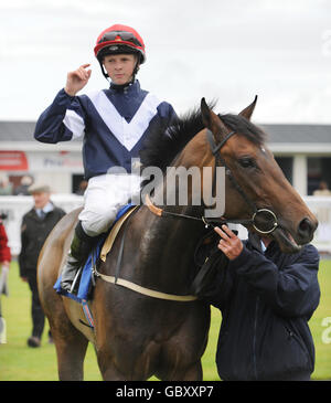 Mijas Playa e Jockey David Probert dopo la loro vittoria nel Duralock Performance scherma Nursery handicap al Ffos Las Racecourse, Trimsaran. Foto Stock