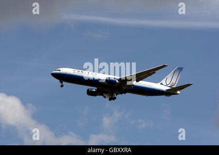 Un aereo Untied Airlines Boeing 767 atterra all'aeroporto di Heathrow, Middlesex. PREMERE ASSOCIAZIONE foto. Data immagine: Lunedì 20 luglio 2009. Il credito fotografico dovrebbe essere: Steve Parsons/PA Wire Foto Stock