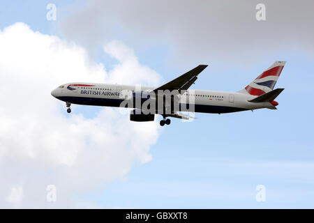 Un aereo della British Airways Boeing 767 atterra all'aeroporto di Heathrow, Middlesex. PREMERE ASSOCIAZIONE foto. Data immagine: Lunedì 20 luglio 2009. Il credito fotografico dovrebbe essere: Steve Parsons/PA Wire Foto Stock