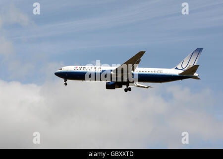 Un aereo Untied Airlines Boeing 767 atterra all'aeroporto di Heathrow, Middlesex. PREMERE ASSOCIAZIONE foto. Data immagine: Lunedì 20 luglio 2009. Il credito fotografico dovrebbe essere: Steve Parsons/PA Wire Foto Stock