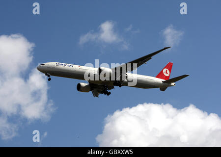 Un aereo della Turkish Airlines Boeing 777 atterra all'aeroporto di Heathrow, Middlesex. PREMERE ASSOCIAZIONE foto. Data immagine: Lunedì 20 luglio 2009. Il credito fotografico dovrebbe essere: Steve Parsons/PA Wire Foto Stock