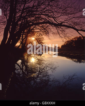 I riflessi del tramonto di Kilchurn Castle e Loch Awe, Argyll Foto Stock