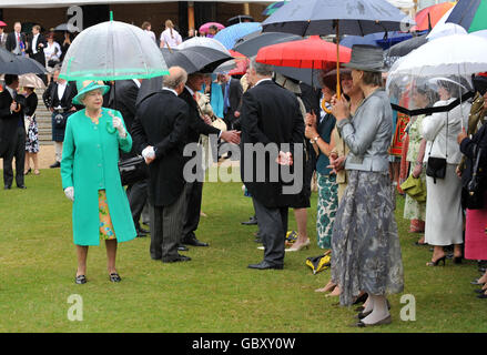 La Regina Elisabetta II partecipa a una festa estiva in giardino, a Buckingham Palace, Londra. Foto Stock