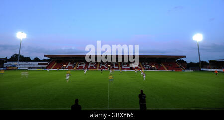 Vista generale dell'azione di confronto tra Kidderminster Harriers e hereford united, come John Trewick (in basso a sinistra) e Mark Yates (in basso a destra), manager di Kidderminster Harriers Foto Stock