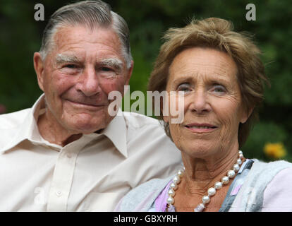 Dennis Goodwin (a sinistra), fondatore della prima Associazione dei Veterani della Guerra Mondiale, e sua moglie Brenda, che erano amici stretti del più vecchio veterano sopravvissuto della prima Guerra Mondiale Henry Allingham, morto il 18 luglio di 113 anni. Foto Stock