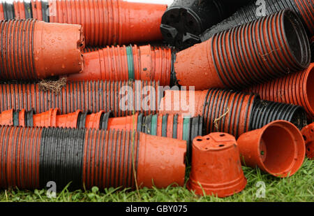Vasi di fiori accatastati allo spettacolo RHS a Tatton Park, Cheshire. Lo spettacolo inizia domani e si svolge fino al 26 luglio. Foto Stock