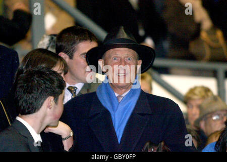 Calcio - Brian Clough Memorial Service - Pride Park. Geoffrey Boycott presso il monumento commemorativo Brian Clough al Pride Park, sede della contea di Derby Foto Stock