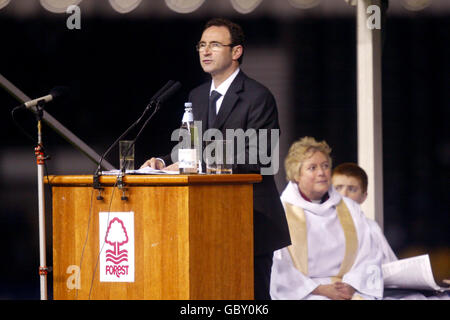 Il direttore celtico Martin o'Neill al servizio commemorativo di Brian Clough a Pride Park, casa della contea di Derby Foto Stock