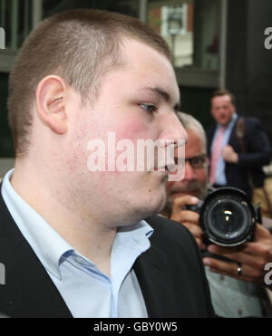 L'attore di Harry Potter Jamie Waylett, 19, lascia la City of Westminster Magistrates Court, Westminster, nel centro di Londra, dove gli fu ordinato di intraprendere oggi un lavoro non retribuito nella comunità dopo aver ammesso la coltivazione della cannabis. Foto Stock