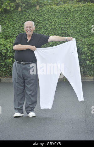 Idris Lewis, 69 anni, e i suoi vecchi pantaloni da bowling dopo aver perso 10 pietre in sei mesi, con l'uso di una polvere dimagrante, Lipotrim, e non mangiare altro. Foto Stock