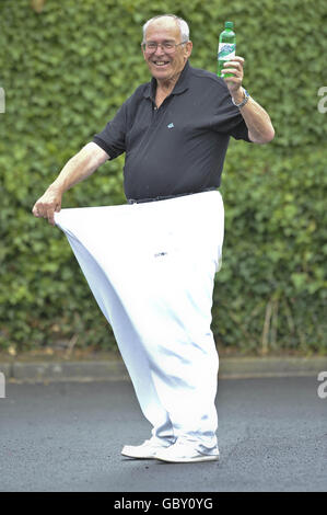 Idris Lewis, 69 anni, nel suo vecchio pantalone da bowling dopo aver perso 10 pietre in sei mesi con la dieta utilizzando una polvere dimagrante, Lipotrim, e non mangiare altro. Foto Stock