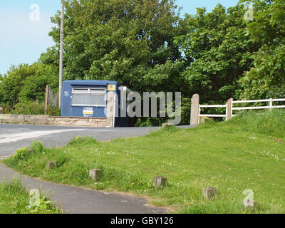 La porta della cabina Tyne all'entrata del fiume Tyne che alloggia la sentinella nelle sue mansioni, fissando il North Pier. Foto Stock