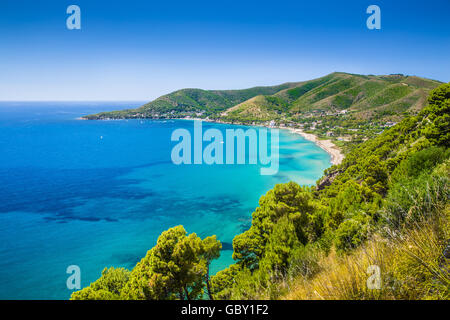 Vista panoramica del bellissimo paesaggio costiero presso la costa Cilentan, provincia di Salerno, Campania, Italia meridionale Foto Stock