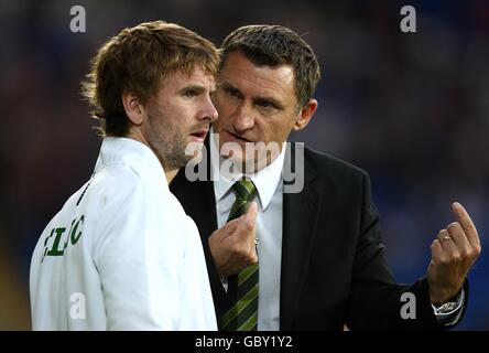 Calcio - Pre Season friendly - Cardiff City / Celtic - Cardiff City Stadium. Il manager celtico Tony Mowbray (a destra) fornisce istruzioni per sostituire Paddy McCourt (a sinistra) sulla linea di contatto Foto Stock