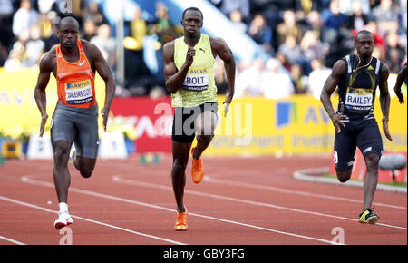 Usain Bolt della Giamaica (seconda a sinistra) in azione nei 100m si scalda durante il Gran Premio di Aviva London al Crystal Palace National Sports Centre di Londra. Foto Stock