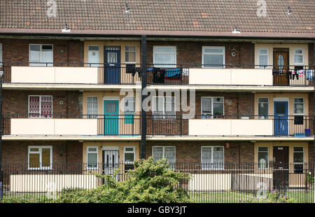 Una vista generale di un blocco di appartamenti a Mile End, Londra. Foto Stock