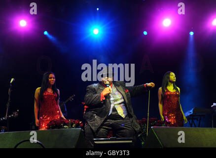 Solomon Burke si esibisce sul palco all'aperto durante il Womad Festival di Charlton Park, Wiltshire. Foto Stock