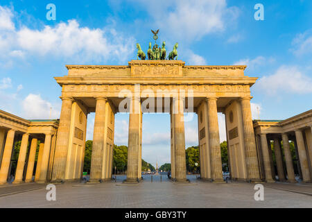 Visualizzazione classica della famosa Porta di Brandeburgo a beautiful Golden. La luce del mattino con cielo blu e nuvole, Berlino, Germania Foto Stock