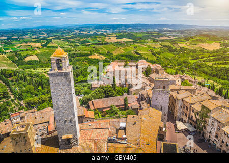 Antenna ampio angolo di vista del centro storico di San Gimignano con la campagna toscana in una giornata di sole, Toscana, Italia Foto Stock