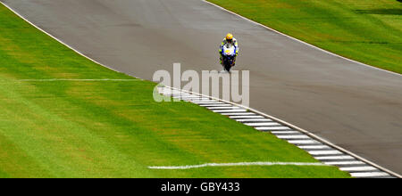 Motociclismo - Moto GP - Round Ten - Practice - Donington Park. Valentino Rossi in Italia Yamaha durante le prove libere 1 durante la giornata di prove del Gran Premio di Gran Bretagna a Donington Park, Castle Donington. Foto Stock