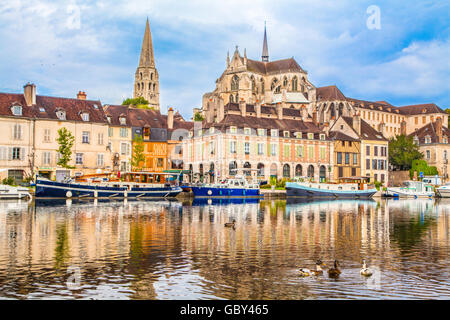 Bellissima vista della storica città di Auxerre con fiume Yonne, Borgogna, Francia Foto Stock