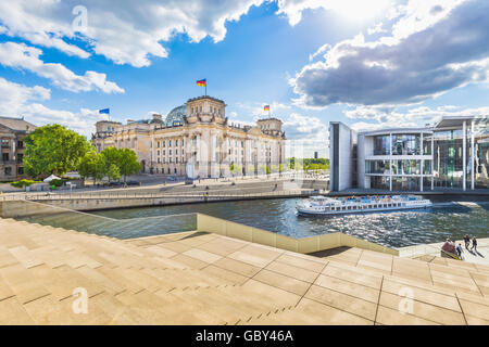 Vista panoramica di Berlino quartiere governativo con escursione in barca sul fiume Spree passando famoso Reichstag, Germania Foto Stock