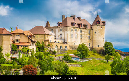 Visualizzazione classica della città medievale di Gruyeres, casa del famoso Le gruyère Formaggi, cantone di Fribourg, Svizzera Foto Stock