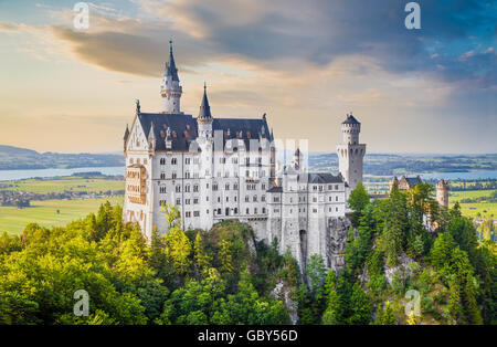 Visualizzazione classica del famoso castello di Neuschwanstein, uno d'Europa più visitato castelli, al tramonto, Baviera, Germania Foto Stock