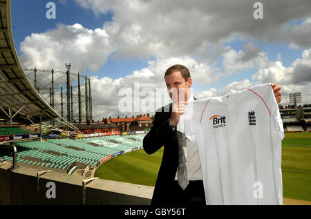 Il capitano dell'Inghilterra Andrew Strauss si pone per i media mentre la BCE annuncia l'assicurazione Brit come nuovo sponsor del team a seguito di una conferenza stampa all'Oval, Londra. Foto Stock