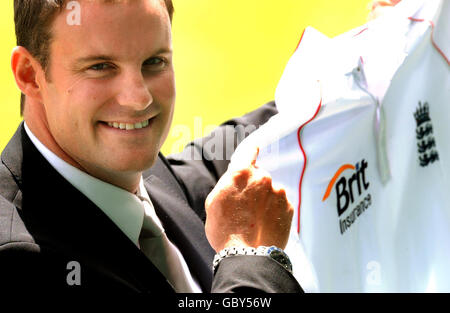 Il capitano dell'Inghilterra Andrew Strauss si pone per i media mentre la BCE annuncia l'assicurazione Brit come nuovo sponsor del team a seguito di una conferenza stampa all'Oval, Londra. Foto Stock