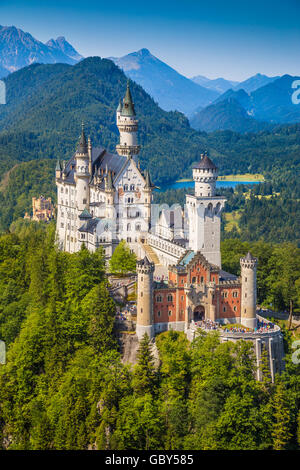 Bellissima vista del famoso castello di Neuschwanstein, uno d'Europa più visitato castelli, in estate, Baviera, Germania Foto Stock