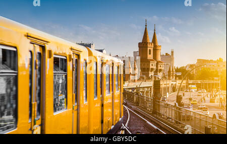 Vista panoramica del centro storico di Berliner U-Bahn con il famoso Ponte Oberbaum al tramonto, Berlino Friedrichshain-Kreuzberg, Germania Foto Stock