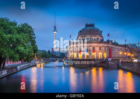 Bellissima vista della storica Berlino Museumsinsel con la famosa torre della televisione e il fiume Sprea nel crepuscolo durante ore Blu al tramonto, Berlino Foto Stock