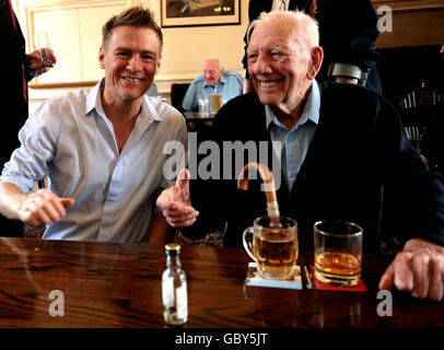 Il cantante Bryan Adams parla con il pensionato Jack Vardy al Royal Hospital di Chelsea. Foto Stock