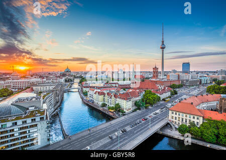 Vista aerea della skyline di Berlino con la famosa torre della televisione e il fiume Sprea, in bella luce della sera al tramonto, Germania Foto Stock