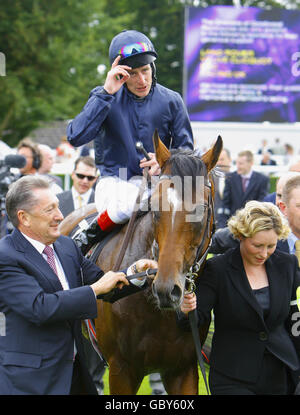 Jockey Johnny Murtagh a bordo di RIP Van Winkle che ritorna al recinto del vincitore dopo aver vinto il BGC Sussex Stakes durante il glorioso Goodwood Festival presso l'ippodromo di Goodwood, Chichester. Foto Stock