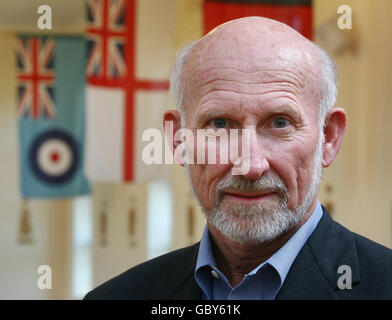 David Gray, nipote del veterano della prima guerra mondiale Henry Allingham, dà interviste ai media nella cappella di St Dunstan vicino a Brighton, Sussex orientale, dove Henry visse, prima del suo funerale domani. Foto Stock