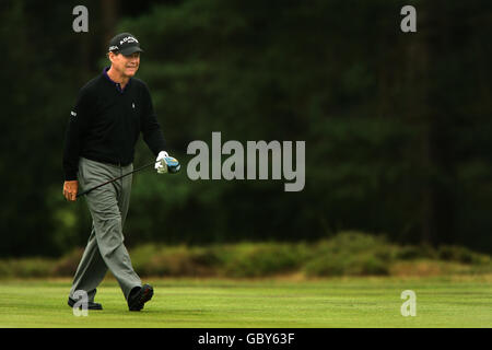 Golf - MasterCard Senior Open - Round Four - Sunningdale Open. Tom Watson degli Stati Uniti sul 2° fairway durante il 4° round Foto Stock