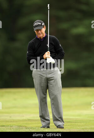 Golf - MasterCard Senior Open - Round Four - Sunningdale Open. Tom Watson degli Stati Uniti mostra la sua deiezione sul 2° fairway durante il 4° round Foto Stock