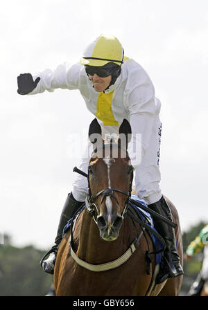 Andrew McNamara attraversa il traguardo su Ballyholland per vincere la piastra William Hill Galway durante il Summer Festival presso l'ippodromo di Galway, a Galway. Foto Stock