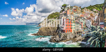 Vista panoramica di Riomaggiore, uno dei cinque famosi villaggi di pescatori delle Cinque Terre in Liguria, Italia Foto Stock