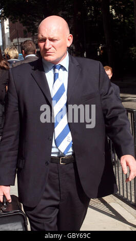 Garry Mann al di fuori della Westminister Magistrates Court a Londra, dove si trova ad affrontare le accuse di estradizione. Foto Stock