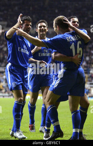 Arjen Robben di Chelsea celebra il suo obiettivo con Mateja Kezman, Frank Lampard e Tiago Foto Stock