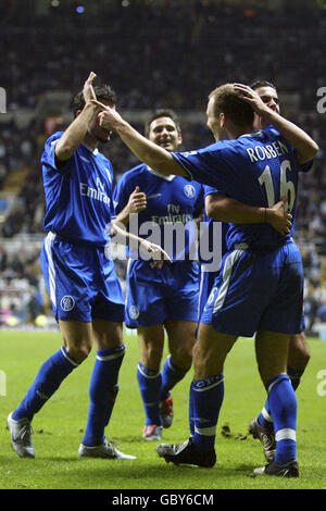 Arjen Robben di Chelsea celebra il suo obiettivo con i compagni di squadra Mateja Kezman, Frank Lampard e Tiago Foto Stock