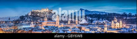 Vista panoramica del centro storico della città di Salisburgo con la Fortezza Hohensalzburg in inverno presso il blue ora, Salzburger Land, Austria Foto Stock