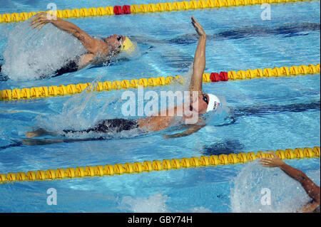 Ryan Lochte (centro) degli Stati Uniti durante i 200m di calore da backstroke maschile durante i Campionati Mondiali di nuoto FINA di Roma, Italia. Foto Stock