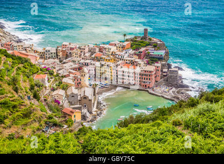 Bellissima vista di Vernazza, uno dei cinque famosi villaggi di pescatori delle Cinque Terre, Liguria, Italia Foto Stock