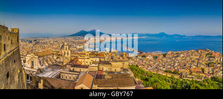 Panoramic view of the city of Naples with Mount Vesuvius in the background in golden evening light at sunset, Campania, Italy Foto Stock