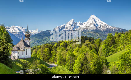 Idilliaco paesaggio di montagna delle Alpi con la chiesa di pellegrinaggio di Maria Gern e monte Watzmann in primavera, Baviera, Germania Foto Stock